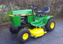 Mașini de tuns iarba Ride on și Tractoare de grădină John Deere 111