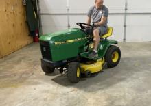 Mașini de tuns iarba Ride on și Tractoare de grădină John Deere 185