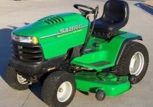 Mașini de tuns iarba Ride on și Tractoare de grădină Sabre 2554HV
