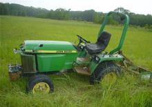 Mașini de tuns iarba Ride on și Tractoare de grădină John Deere 856