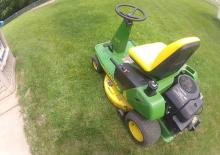 Mașini de tuns iarba Ride on și Tractoare de grădină John Deere GX85