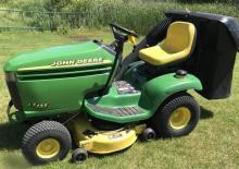 Mașini de tuns iarba Ride on și Tractoare de grădină John Deere LX255