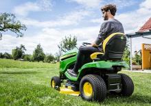 Mașini de tuns iarba Ride on și Tractoare de grădină John Deere X370