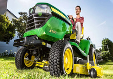 Mașini de tuns iarba Ride on și Tractoare de grădină John Deere X590