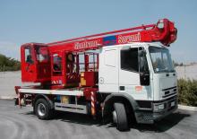 Nacele cu braț articulat montate pe trailer Oil & Steel Eagle 2422