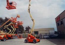 Nacele cu braț articulat pe roți JLG M450AJ