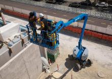 Nacele cu braț articulat pe roți Genie Z™-45 XC