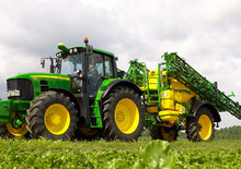 Pulverizatoare de câmp tractate John Deere 824