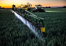 Pulverizatoare de câmp tractate John Deere R975i