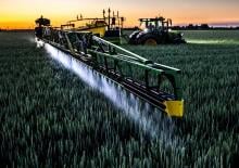 Pulverizatoare de câmp tractate John Deere R975i