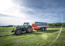 Remorci cu tocător pentru siloz Pöttinger Jumbo 8400