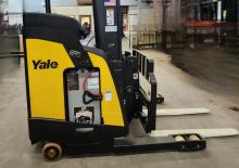Stivuitoare electrice cu catarg retractabil Yale NDR030DC