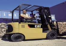 Stivuitoare frontale electrice Caterpillar EP30K PAC