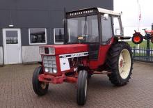 Tractoare cu roți mari pe spate International 744