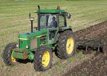 Tractoare municipale John Deere 3140