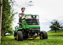 Mașini de tuns iarba Ride on și Tractoare de grădină John Deere X370