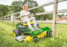 Mașini de tuns iarba Ride on și Tractoare de grădină John Deere Z335E