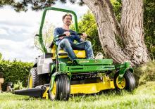 Mașini de tuns iarba Ride on și Tractoare de grădină John Deere Z530M