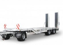 Trailere cu platformă joasă Schwarzmüller 3-axle low loader trailer with wheel recesses for transporting construction machinery