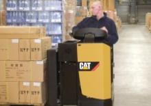 Transpaleți cu platforma, cu operare la mică înălțime Caterpillar NPS20N