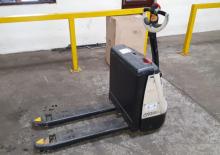Transpalete cu operator pedestru Crown WP 2315