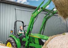 Vehicule municipale multifuncționale diesel John Deere 4052 M