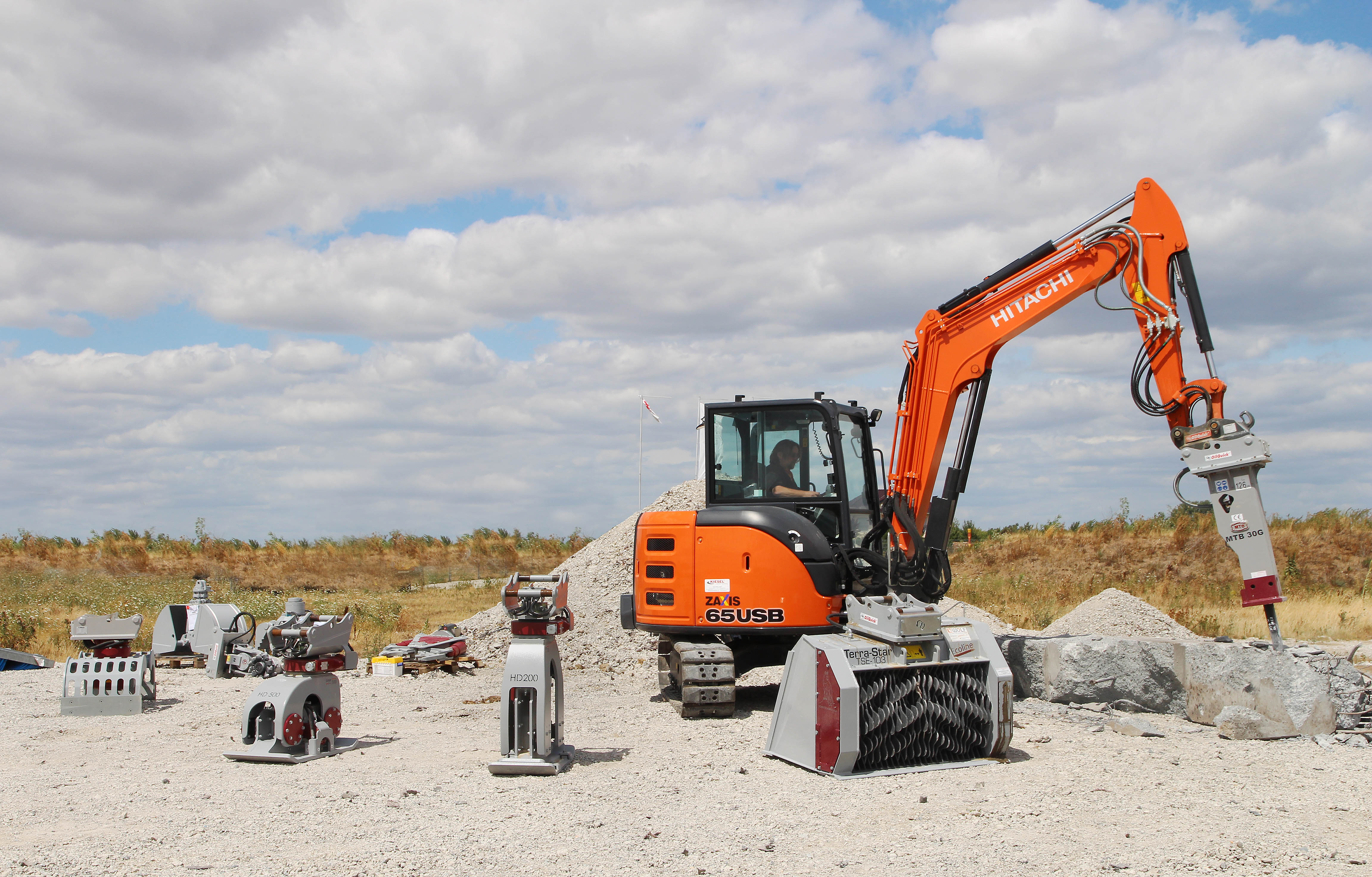 Hitachi ZX65USB-5A Specificații & Date Tehnice (2013-2019